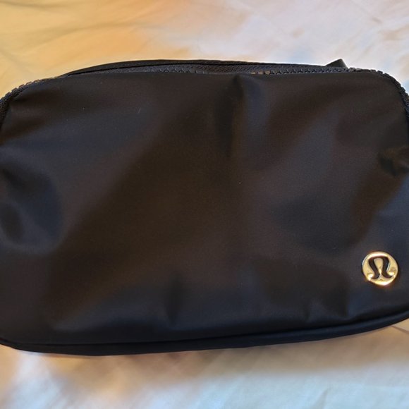 NWT Lululemon Everywhere Belt Bag Black - Picture 3 of 5